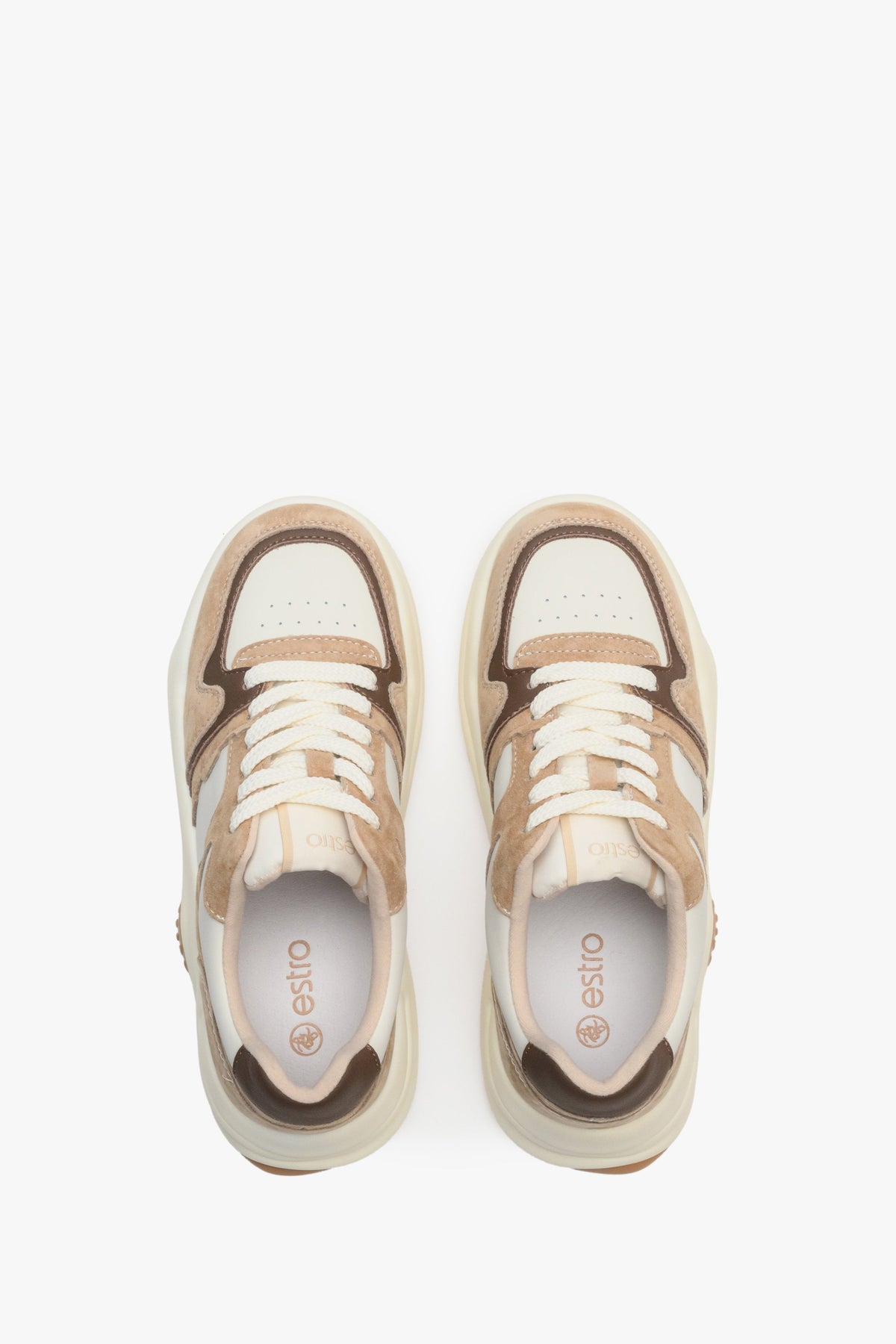 Draufsicht auf das Paar beige-weißer Schnür-Sneaker für Damen