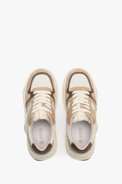 Draufsicht auf das Paar beige-weißer Schnür-Sneaker für Damen