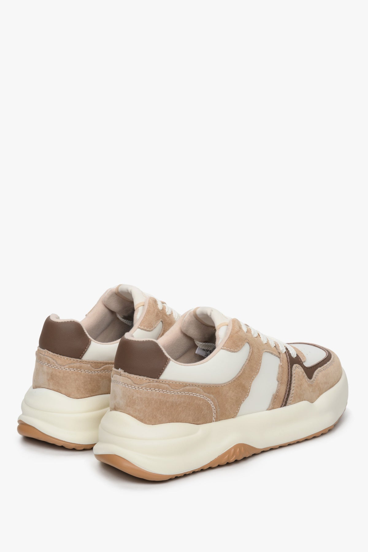Rückwärtige Ansicht der Damen-Sneaker mit braunen Akzenten an der Ferse