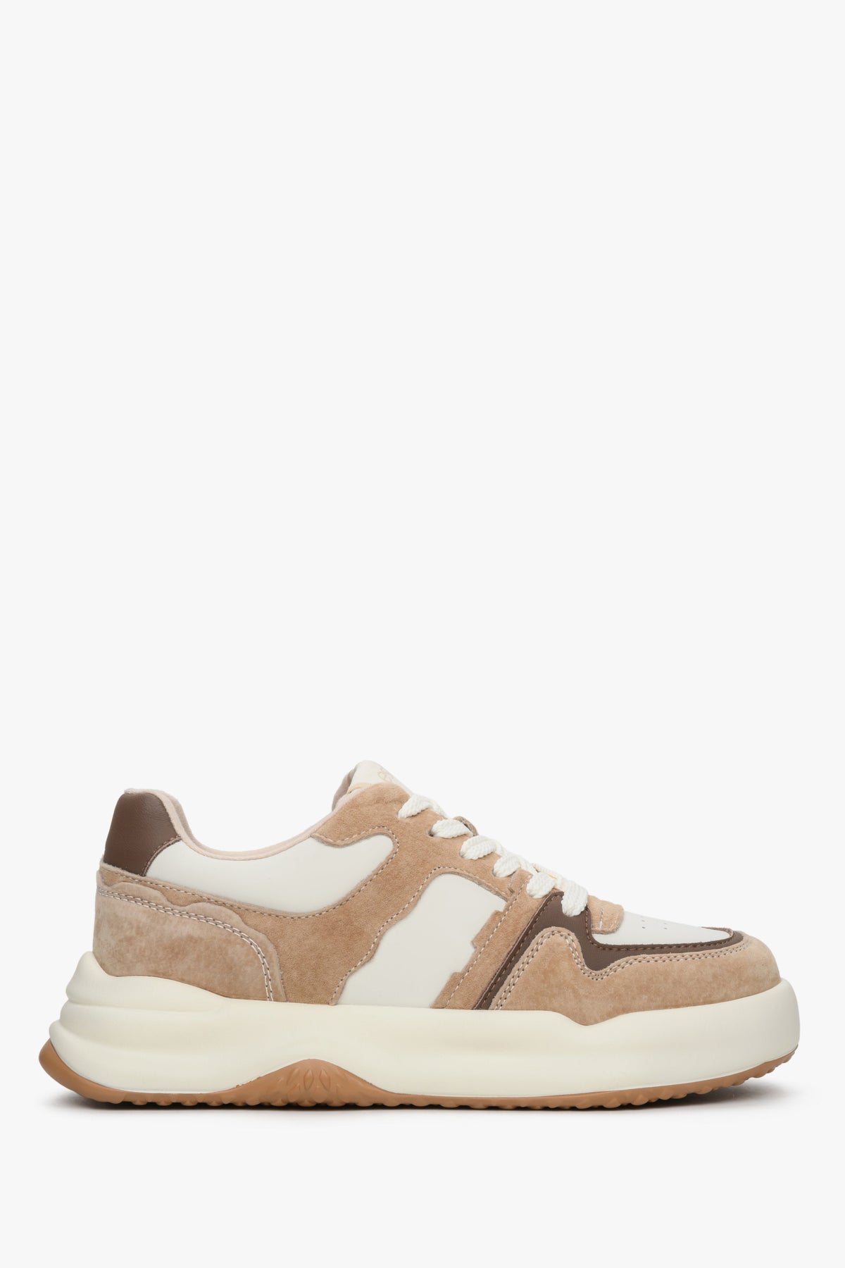 Flaches Seitenprofil der beige-weißen Damen-Sneaker mit dicker, flexibler Sohle