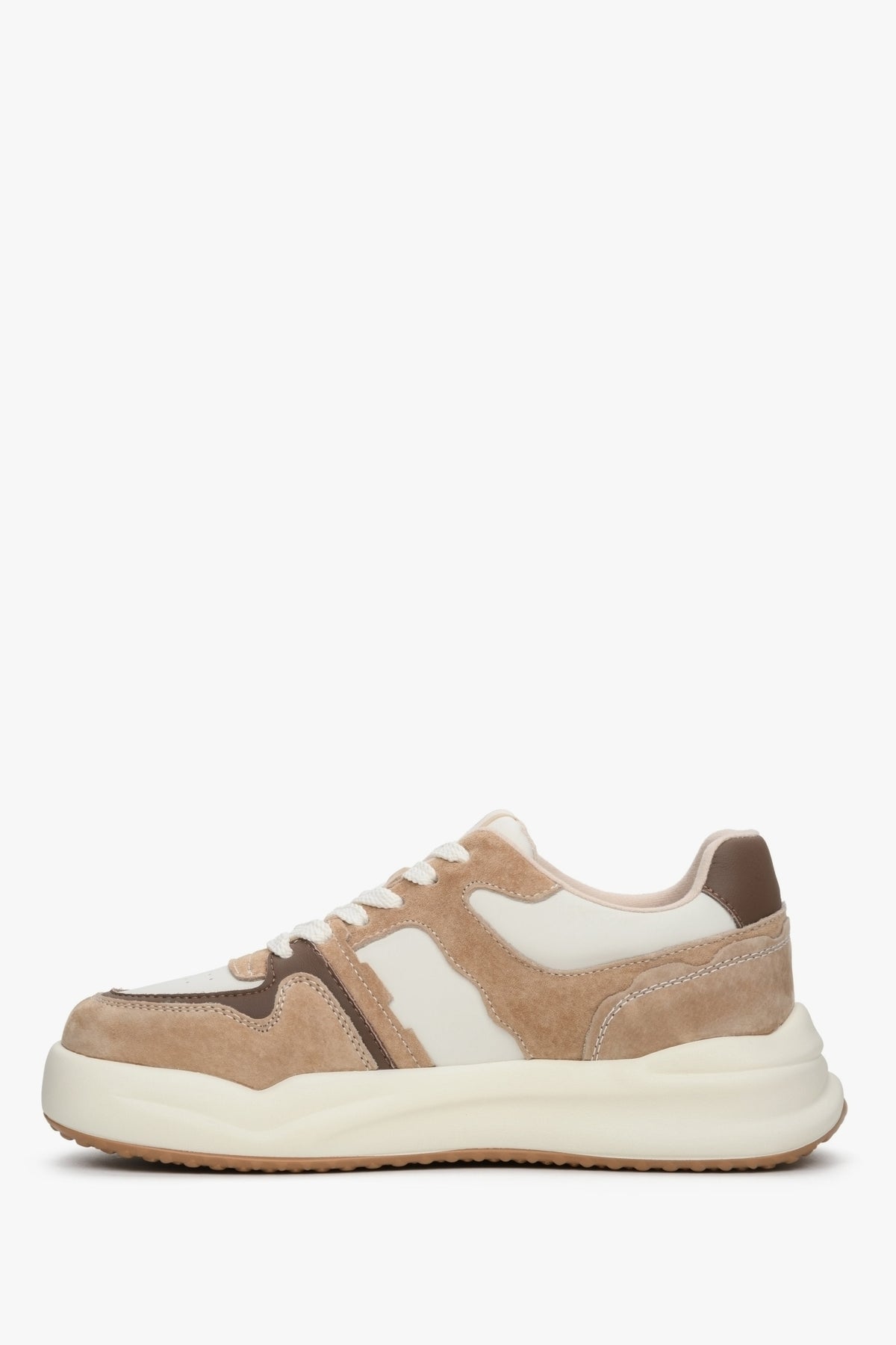 Flaches Seitenprofil der beige-weißen Damen-Sneaker aus Glattleder und Velours mit dicker flexibler Sohle