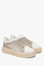 Ein Paar beige Schnürsneaker aus einem Leder-Velours-Mix mit einer rutschfesten, isolierenden Sohle.