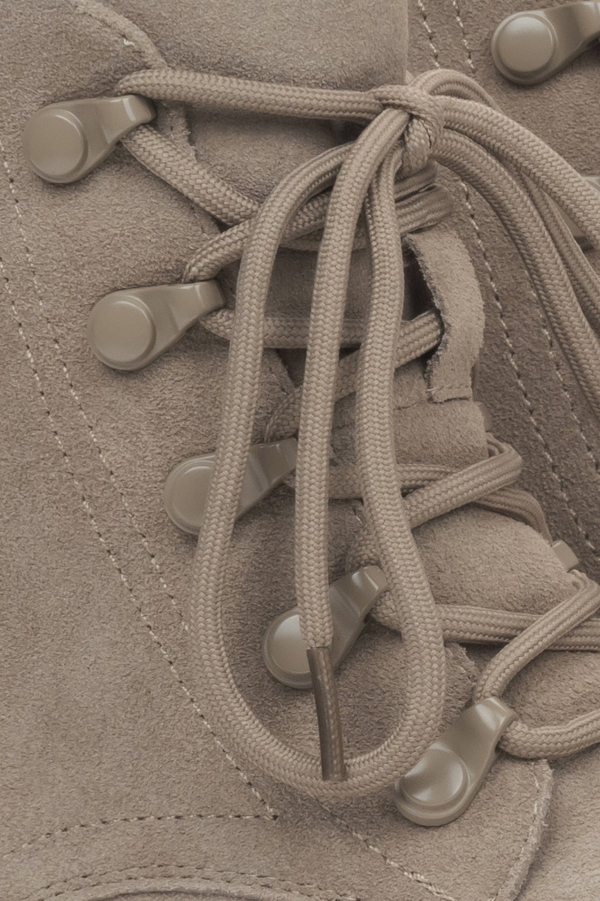 Stylische Damen-Winterstiefeletten in Beige aus weichem echtem Velours von Estro – Details.