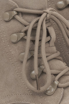 Stylische Damen-Winterstiefeletten in Beige aus weichem echtem Velours von Estro – Details.