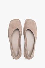 Beigefarbene Damen-Ballerinas im Barefoot-Stil aus echtem Veloursleder von Estro in Frontalansicht