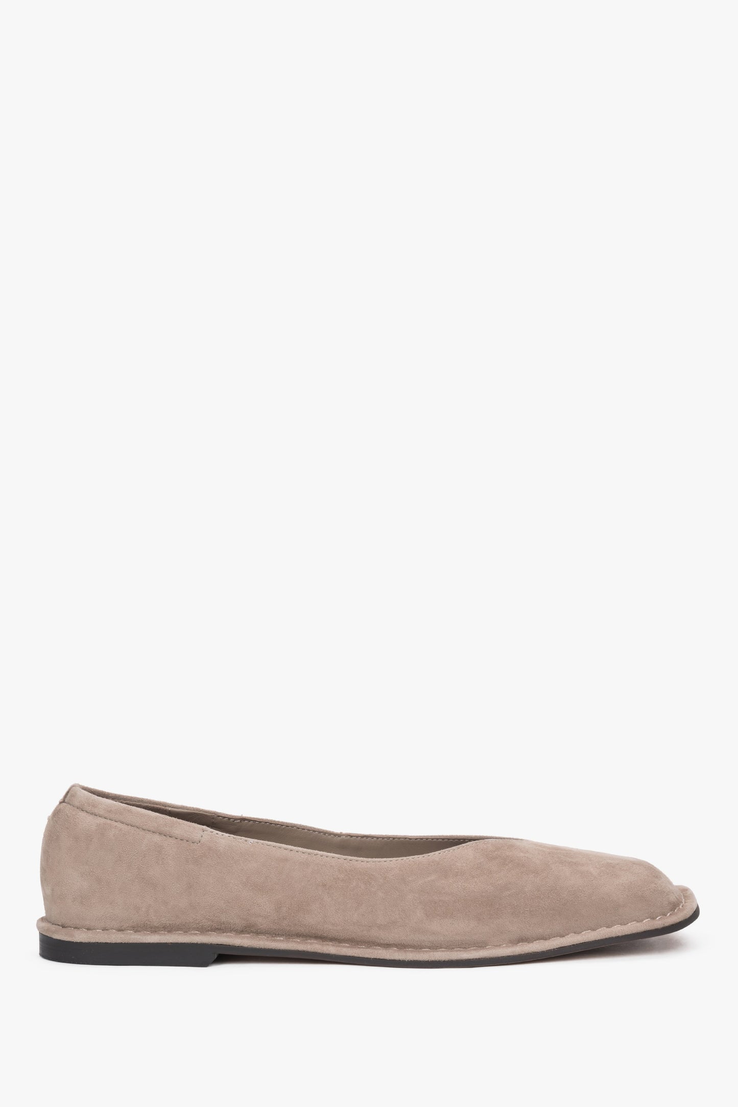Beigefarbene Damen-Ballerinas mit eckiger Kappe aus echtem Veloursleder von Estro in Seitenansicht