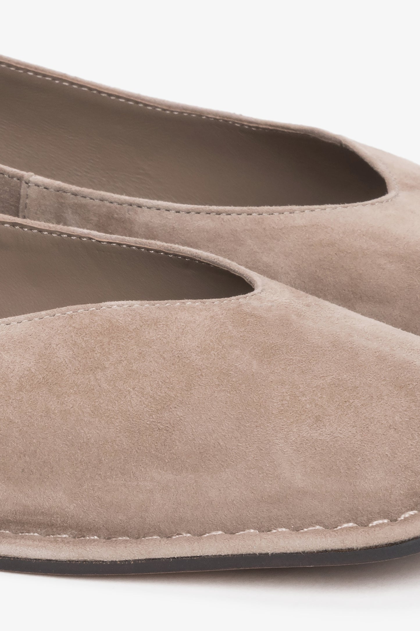 Detailaufnahme der eckigen Schuhspitze und des Veloursleders der beigefarbenen Damen-Ballerinas von Estro