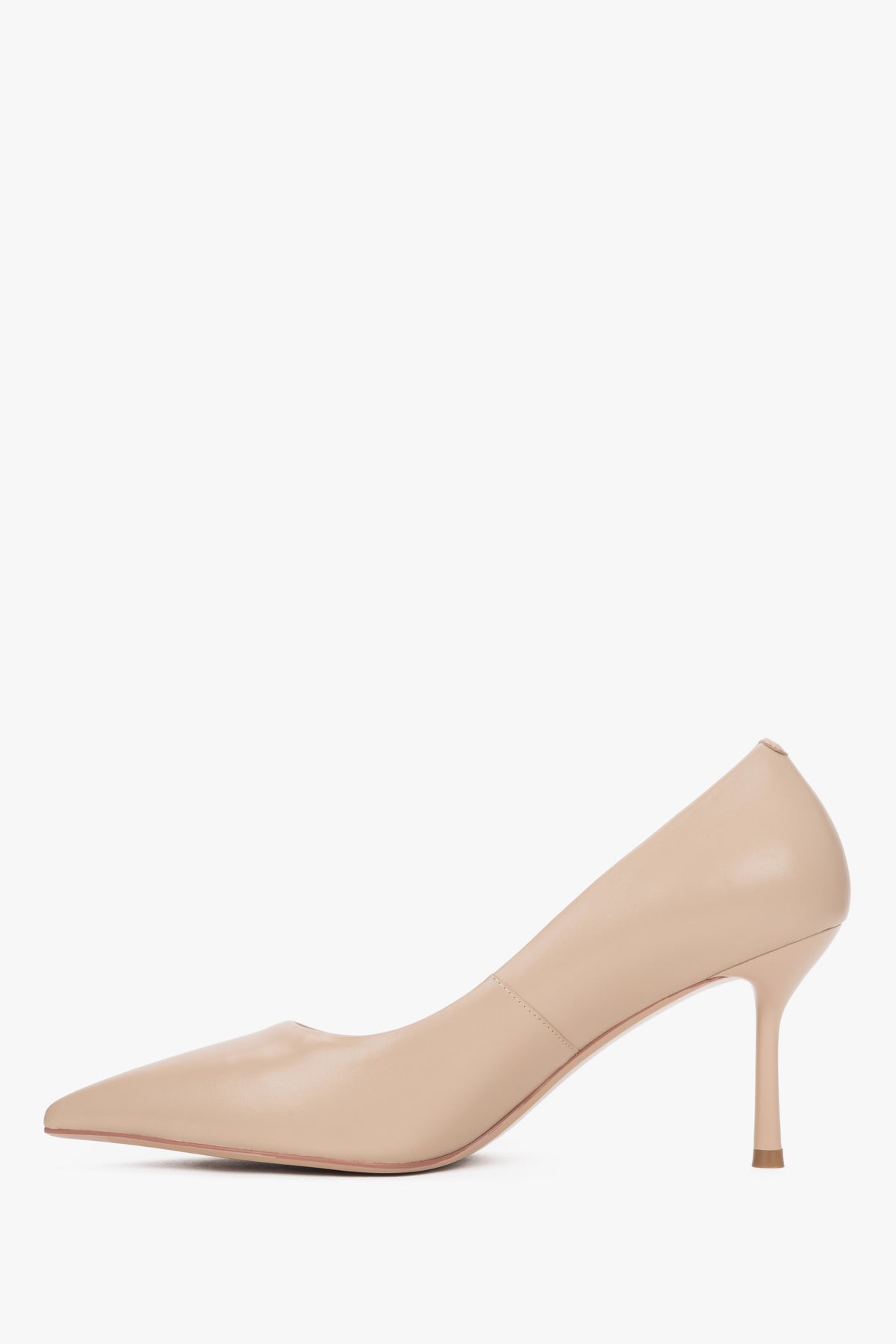 Sauberes Seitenprofil des linken beigefarbenen Stilettos mit gummierter Sohle für optimalen Halt 