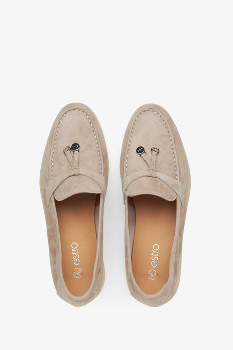 Beiger Damen-Tasselloafer aus Velours von Estro – Draufsicht auf das elegante Design und die Quaste.