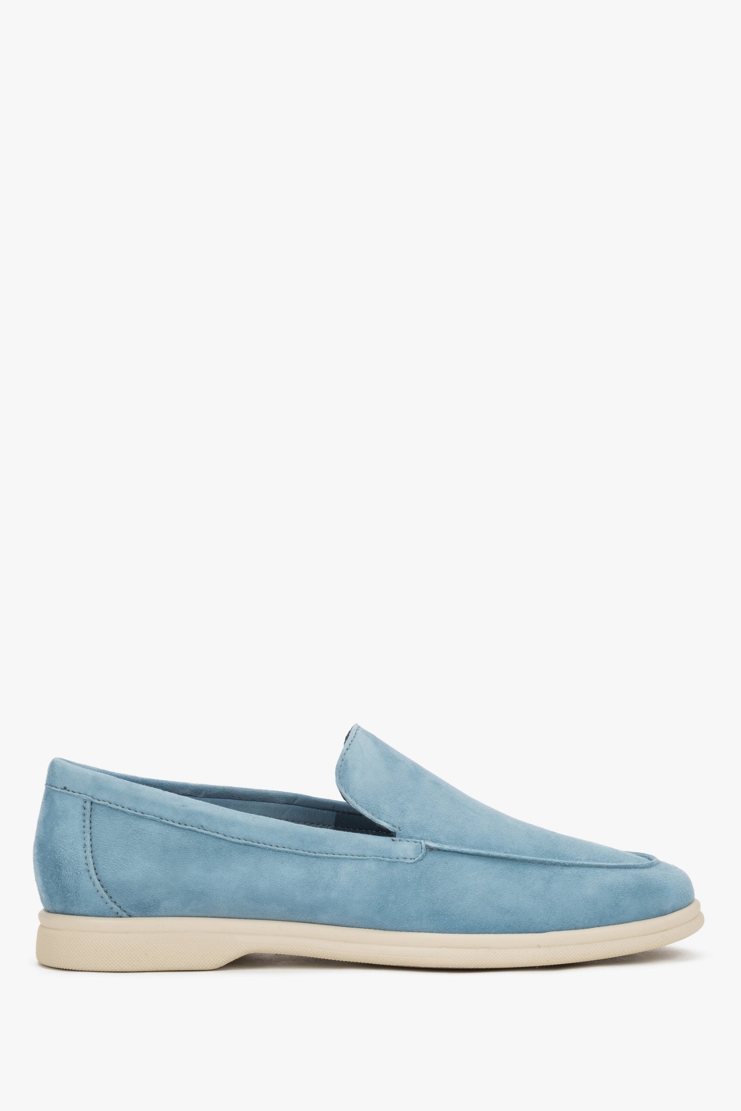 Flache Seitenansicht des mediterranen blauen Loafers