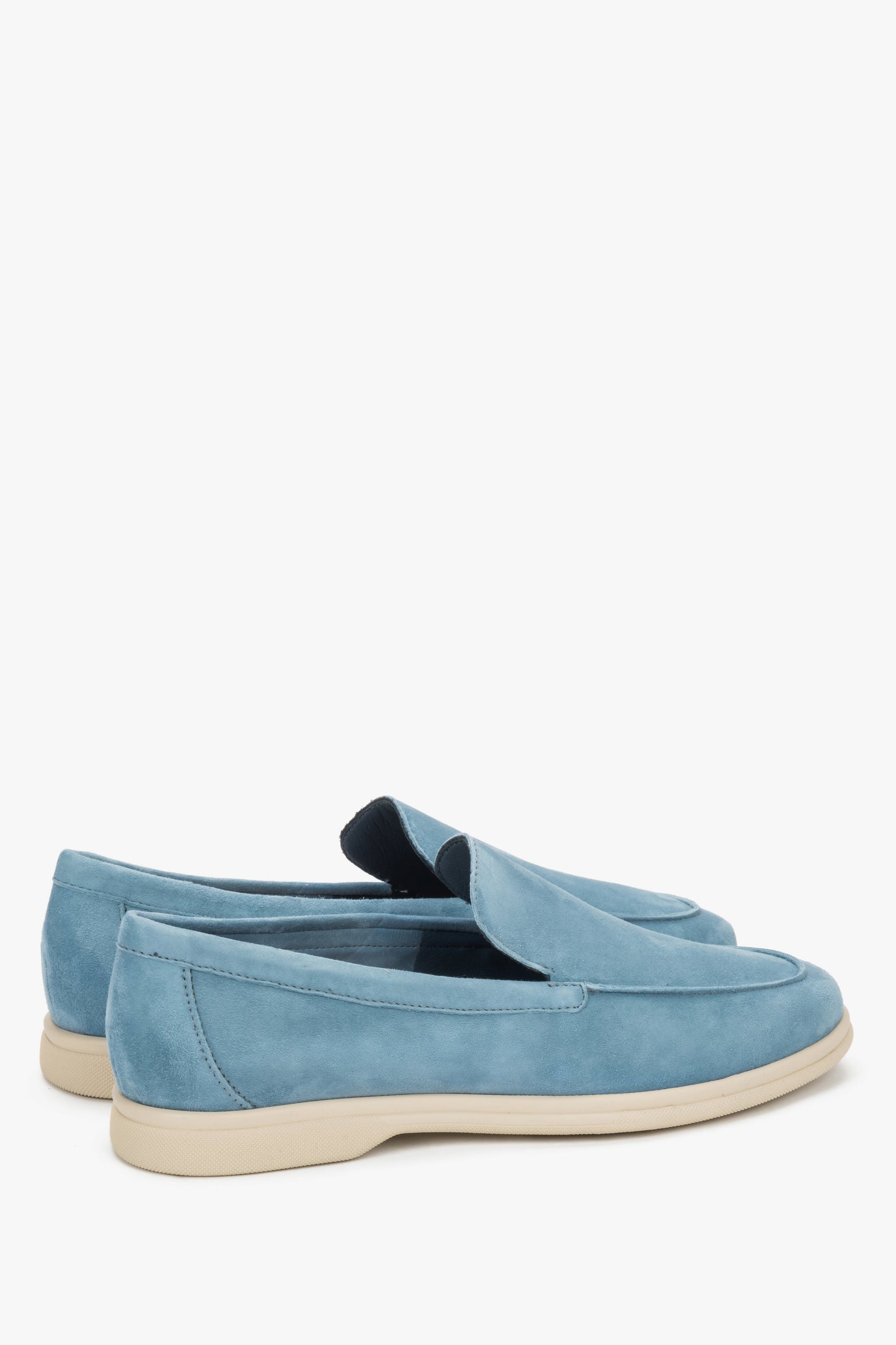 Rückwärtige Schrägansicht der bequemen blauen Slip-on Halbschuhe