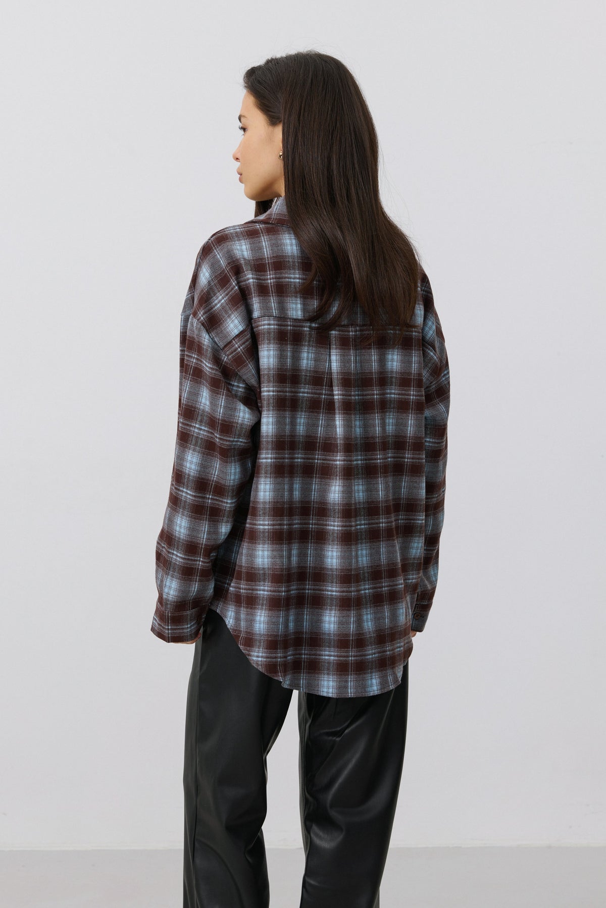 Rückansicht der Oversize-Bluse mit Fokus auf die Ärmel und das Karomuster