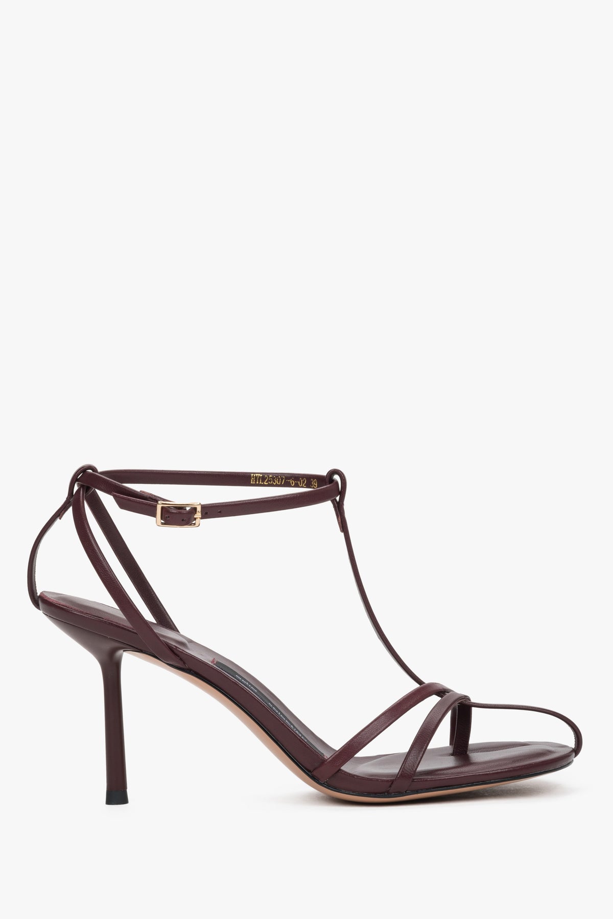 Bordeauxrote Damen-Sandalette in seitlicher Ansicht mit 9 cm hohem Stilettoabsatz