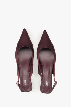 Elegante bordeauxrote Pumps mit Riemchen und spitzer Zehenkappe.