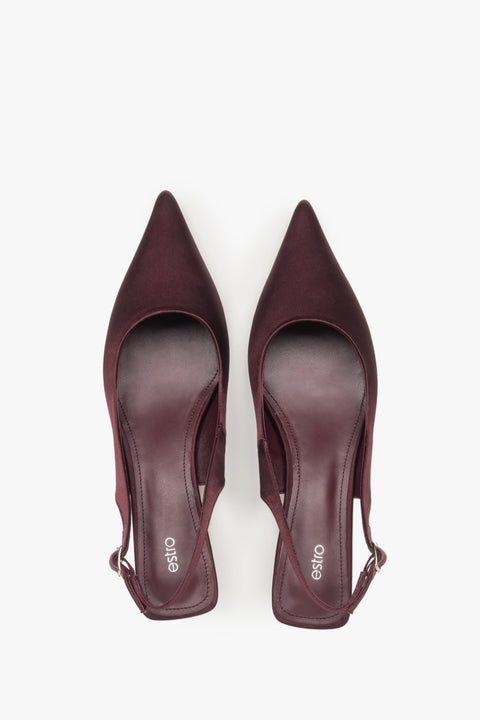 Elegante bordeauxrote Pumps mit Riemchen und spitzer Zehenkappe.