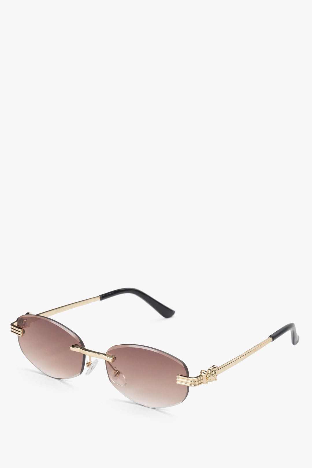 Schräge Ansicht der rahmenlosen Sonnenbrille mit edlen Bügeln aus Zinklegierung.