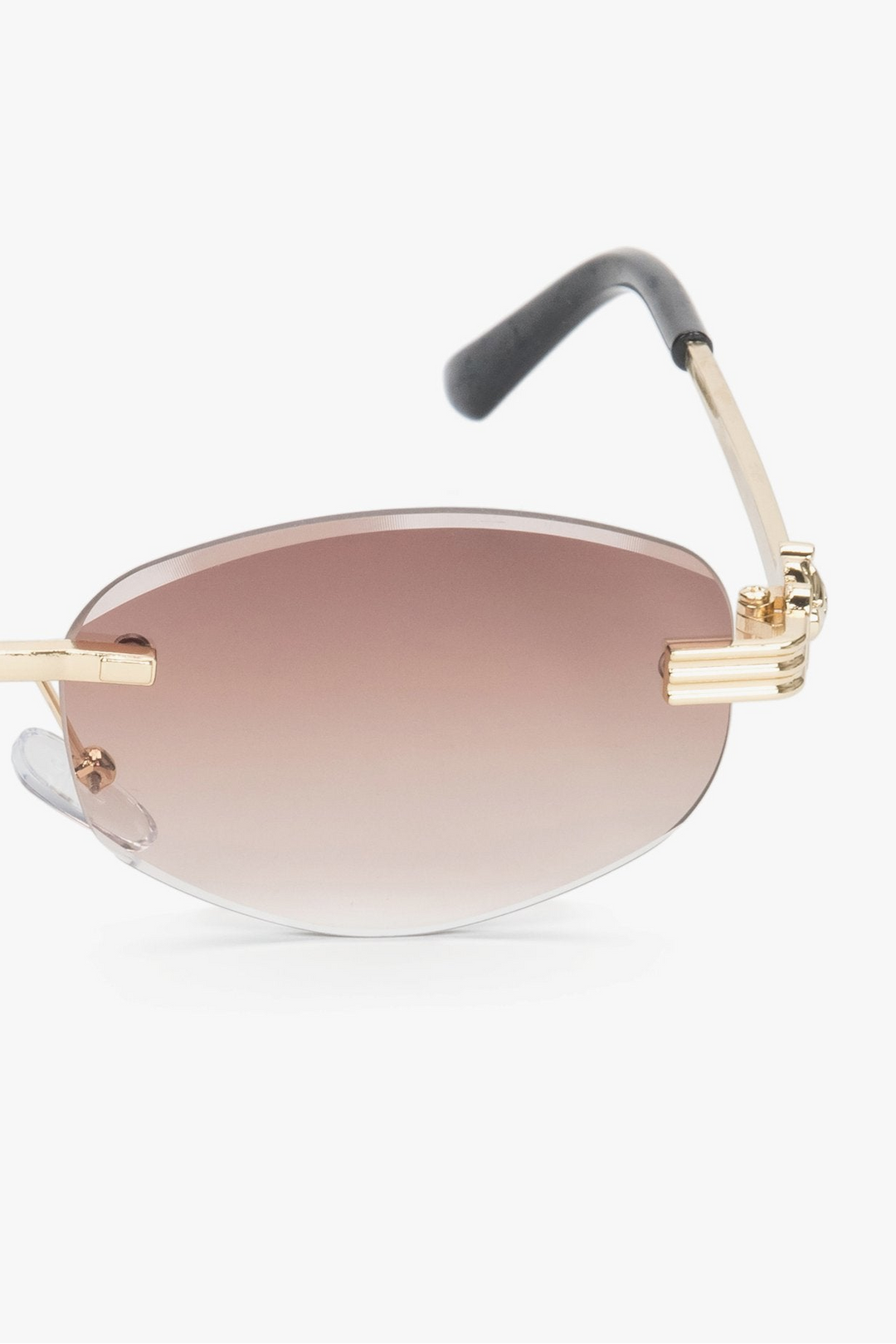 Braune und goldene Sonnenbrille mit bequemen Nasenpads.