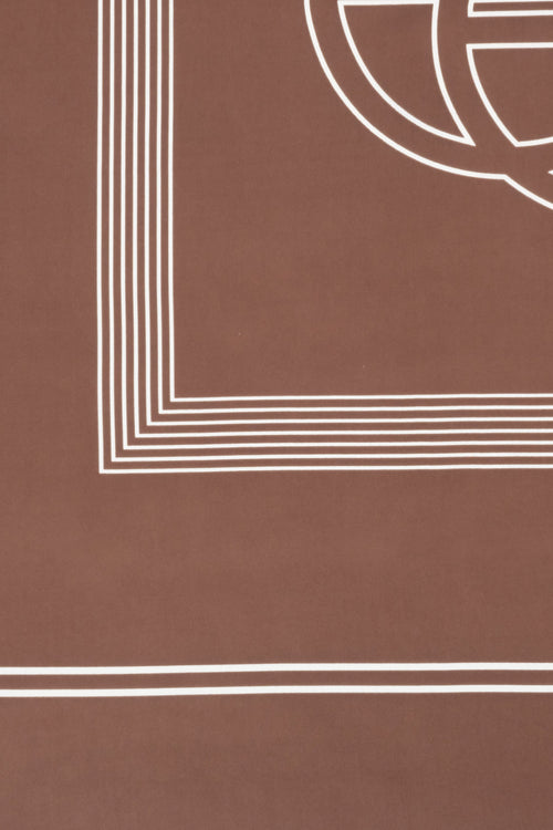 Detailaufnahme des edlen braunen Satinstoffs mit feinem weißen Linienmuster und Markenlogo 