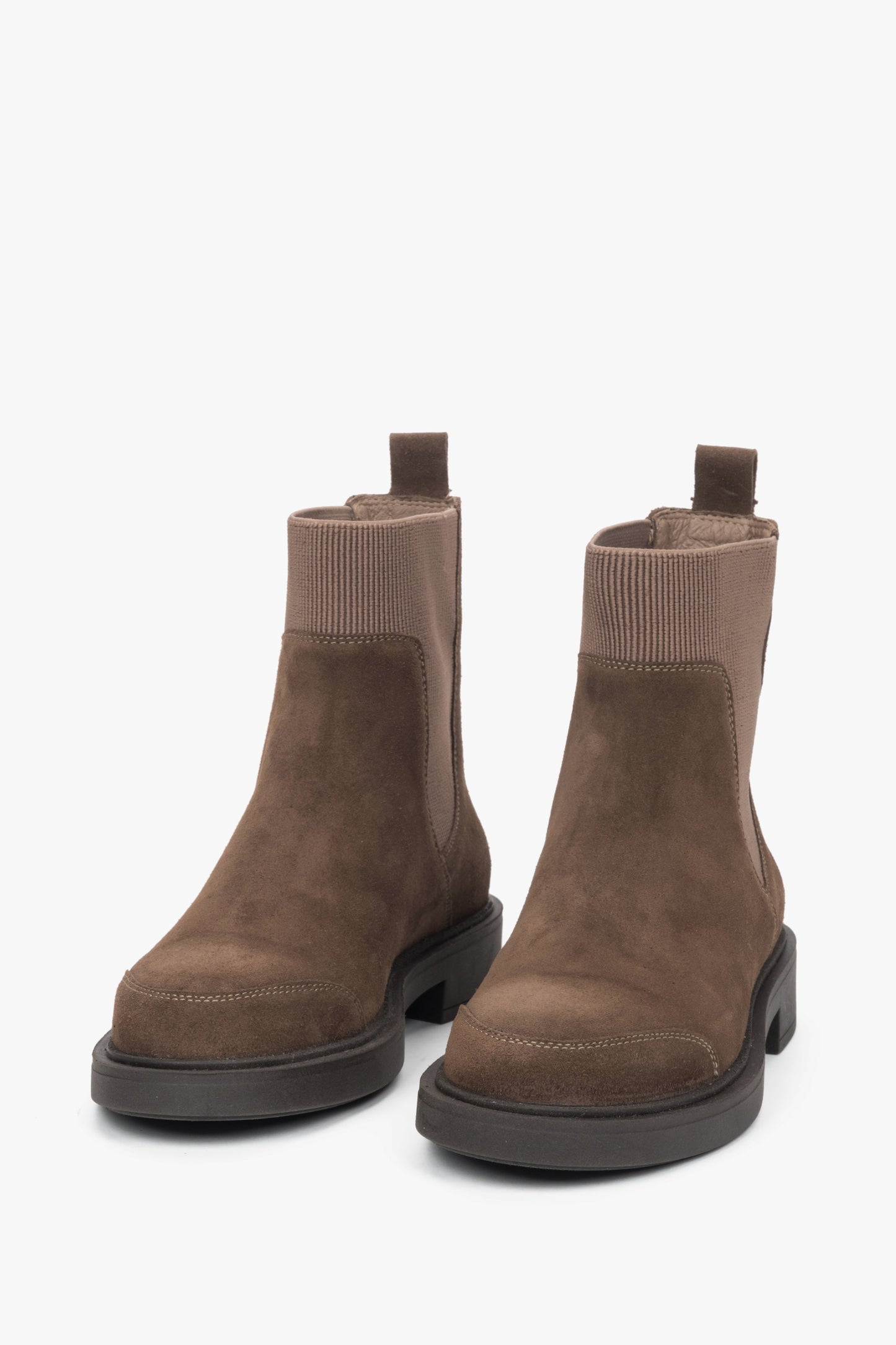 Frontale Schrägansicht der braunen Velours-Boots