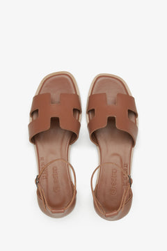 Draufsicht auf das Paar brauner Damen-Sandalen mit Riemen über dem Spann