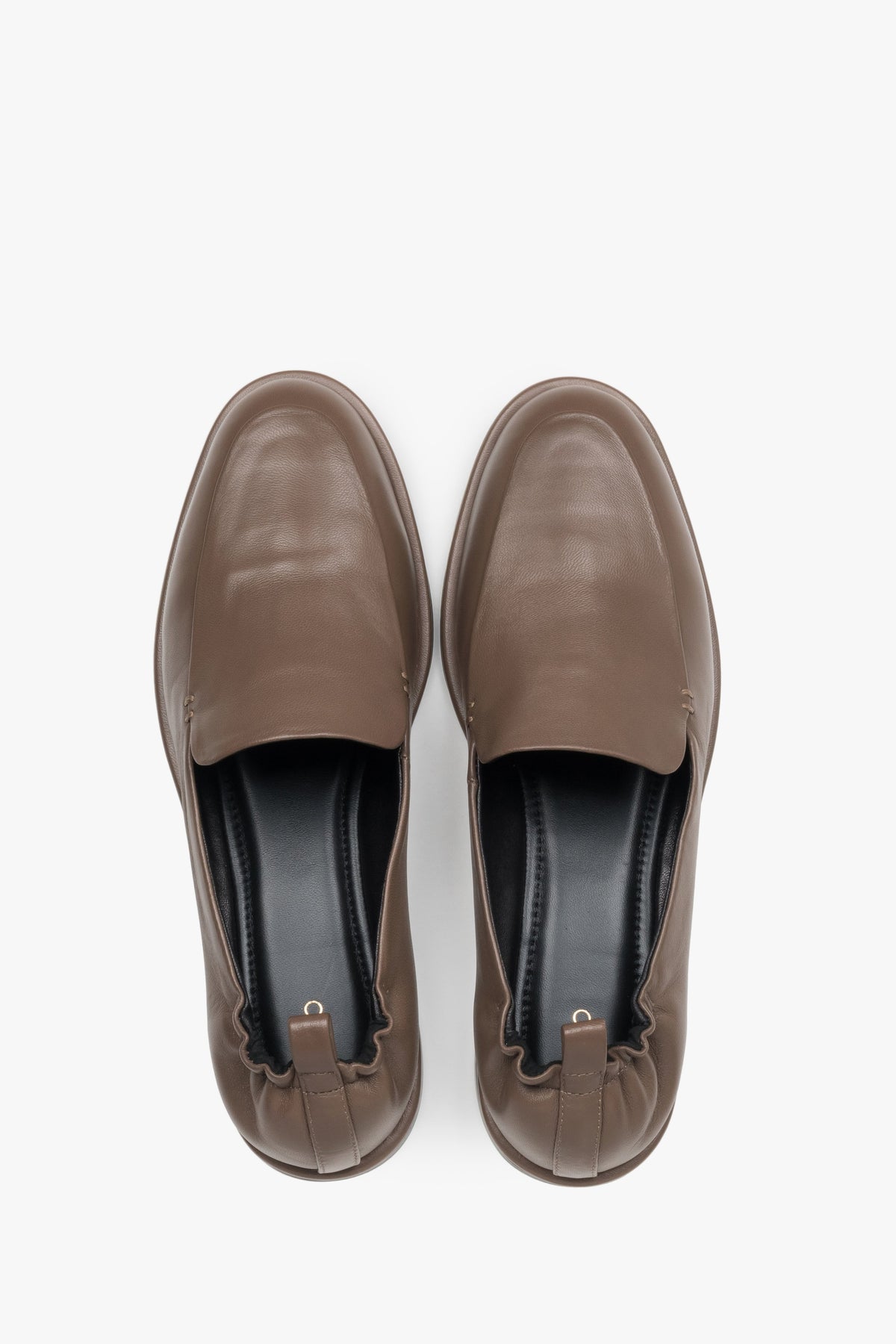 Braune Damen-Loafer aus echtem Leder von oben als Paar