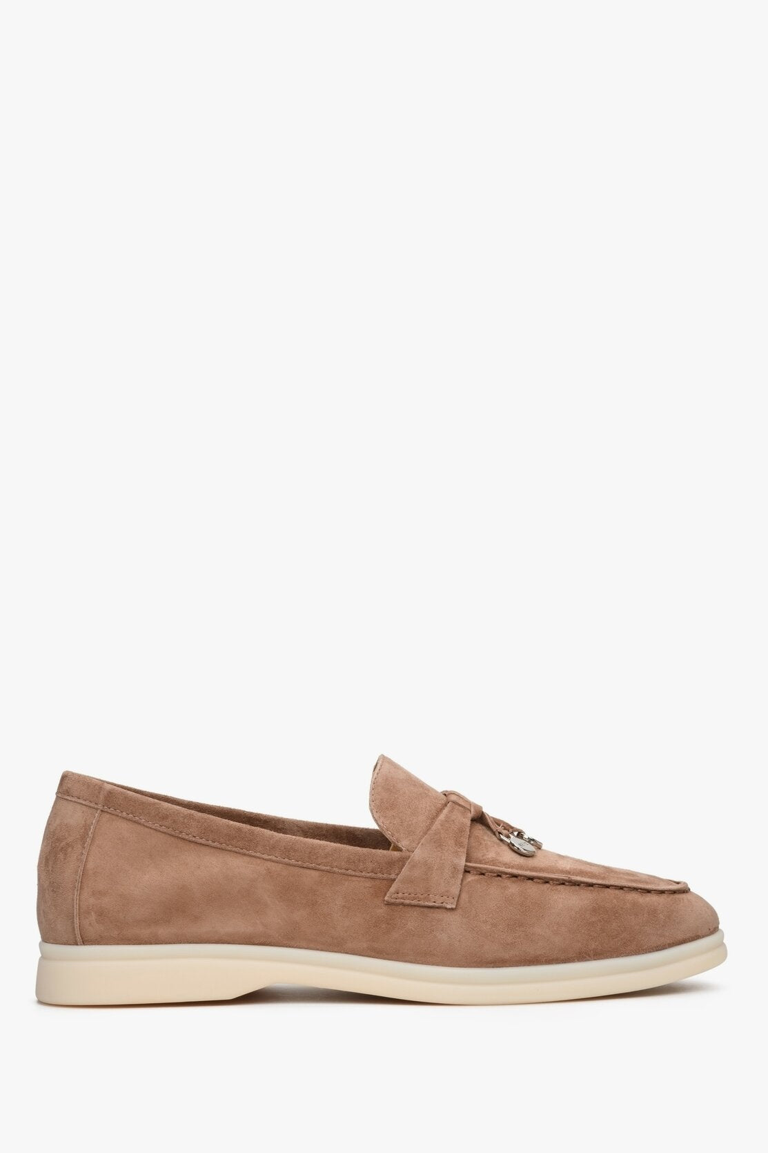 Seitenansicht des braunen Loafers, die die flache, bequeme helle Sohle zeigt