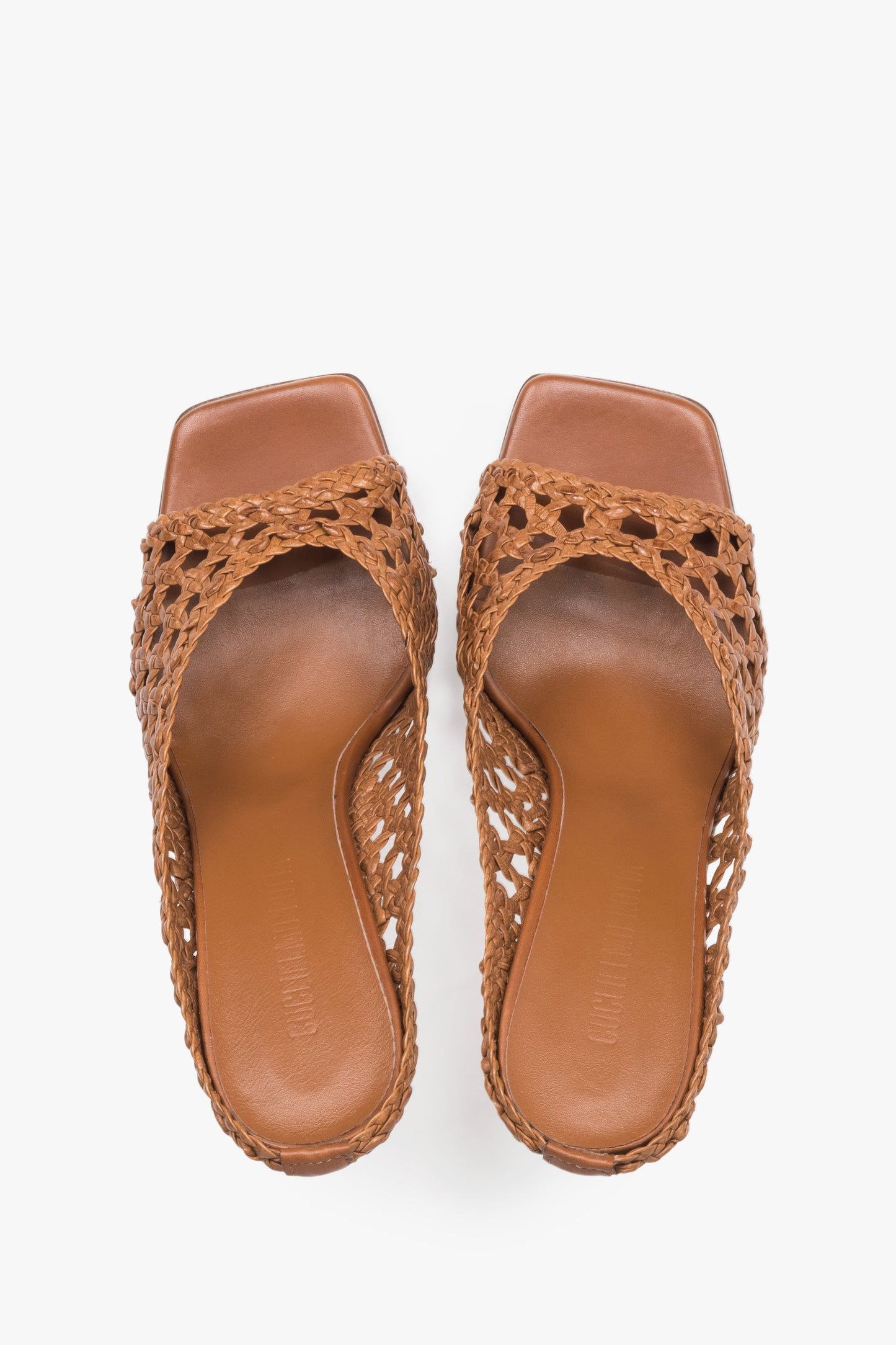Braune Damen-Pantoletten von oben mit eckiger Schuhspitze