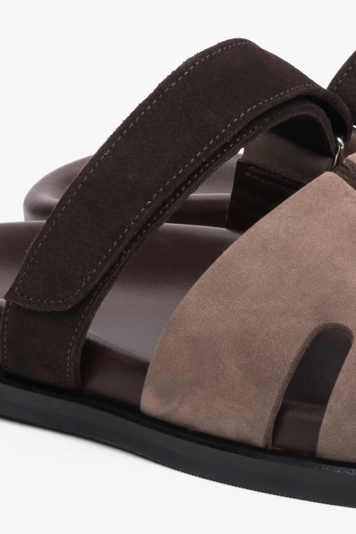 Detailaufnahme des Material-Mixes aus Velours- und Glattleder an den braunen Pantoletten