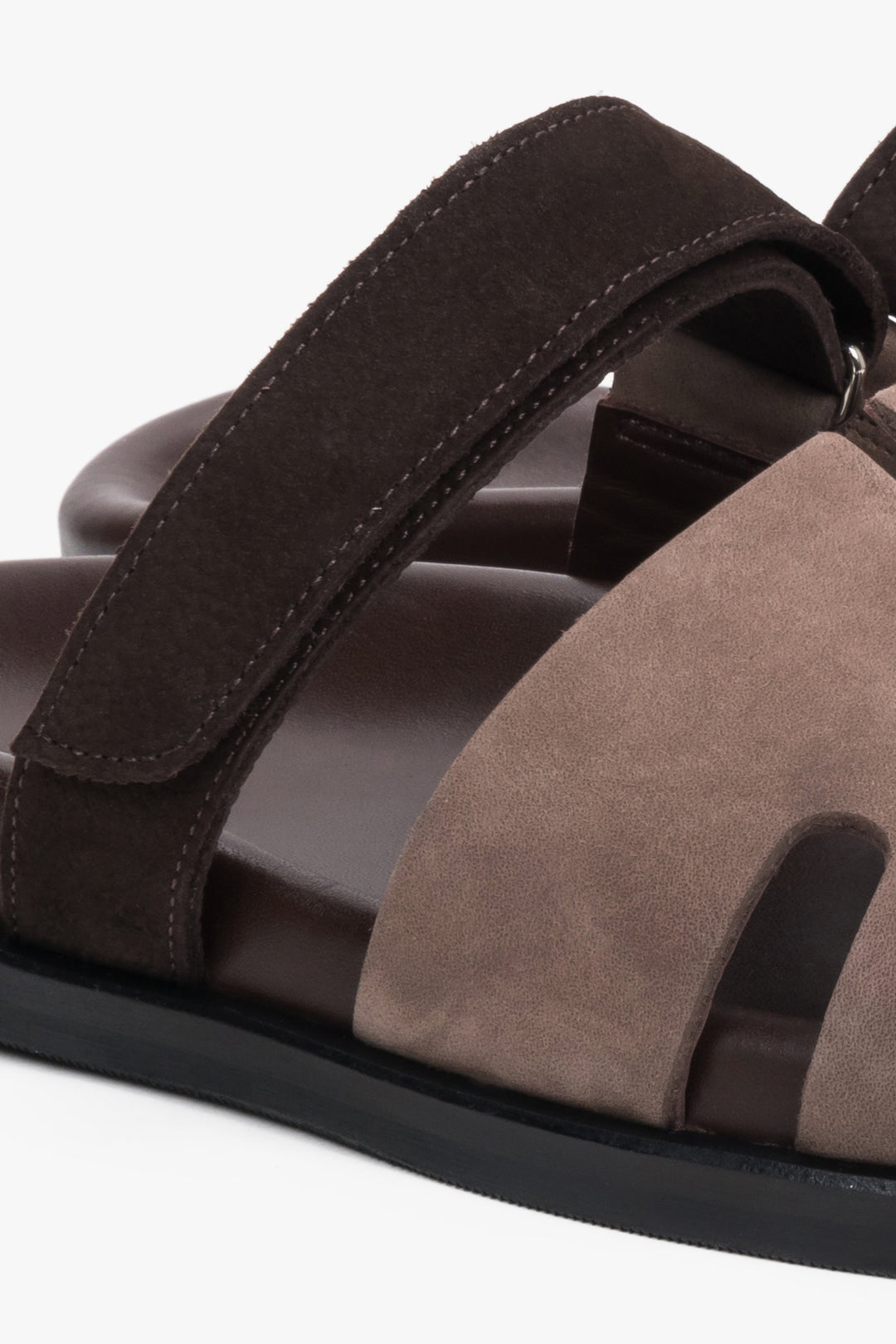 Detailaufnahme des Material-Mixes aus Velours- und Glattleder an den braunen Pantoletten