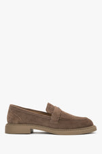 Flache Profilansicht der braunen Velours-Penny-Loafers für Damen 