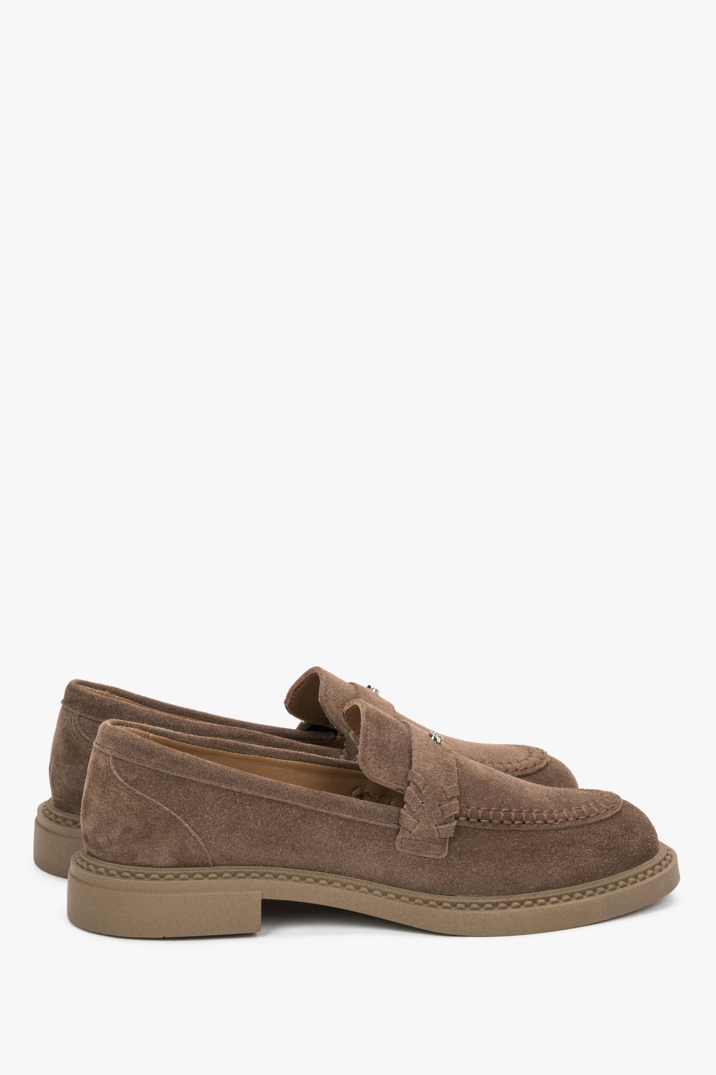 Schrägansicht des Paares der braunen Velours-Penny-Loafers, die die klassische Form und den Penny-Strap zeigt