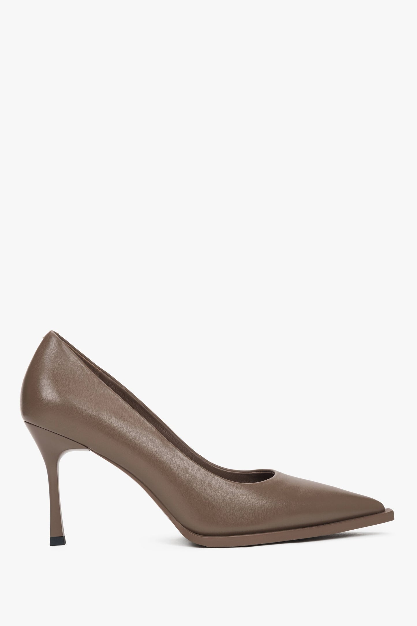 Seitenansicht des braunen Leder-Pumps mit markanter spitzer Kappe und Stiletto-Absatz