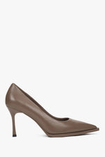 Seitenansicht des braunen Leder-Pumps mit markanter spitzer Kappe und Stiletto-Absatz