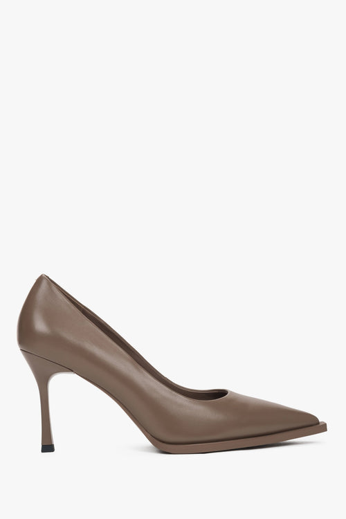 Seitenansicht des braunen Leder-Pumps mit markanter spitzer Kappe und Stiletto-Absatz