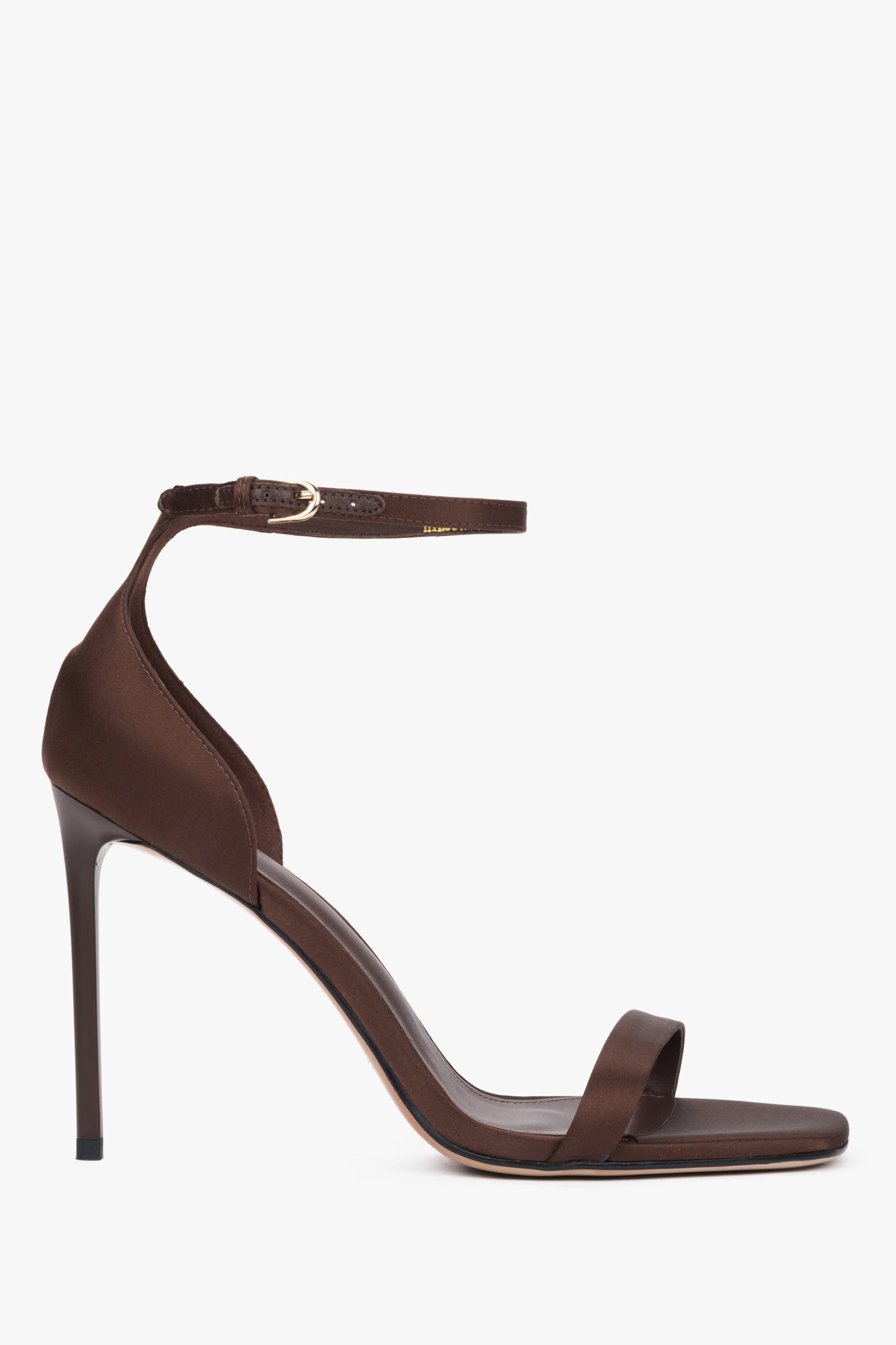 Braune Damen-Sandalette mit Satin-Finish in Seitenansicht mit Stilettoabsatz