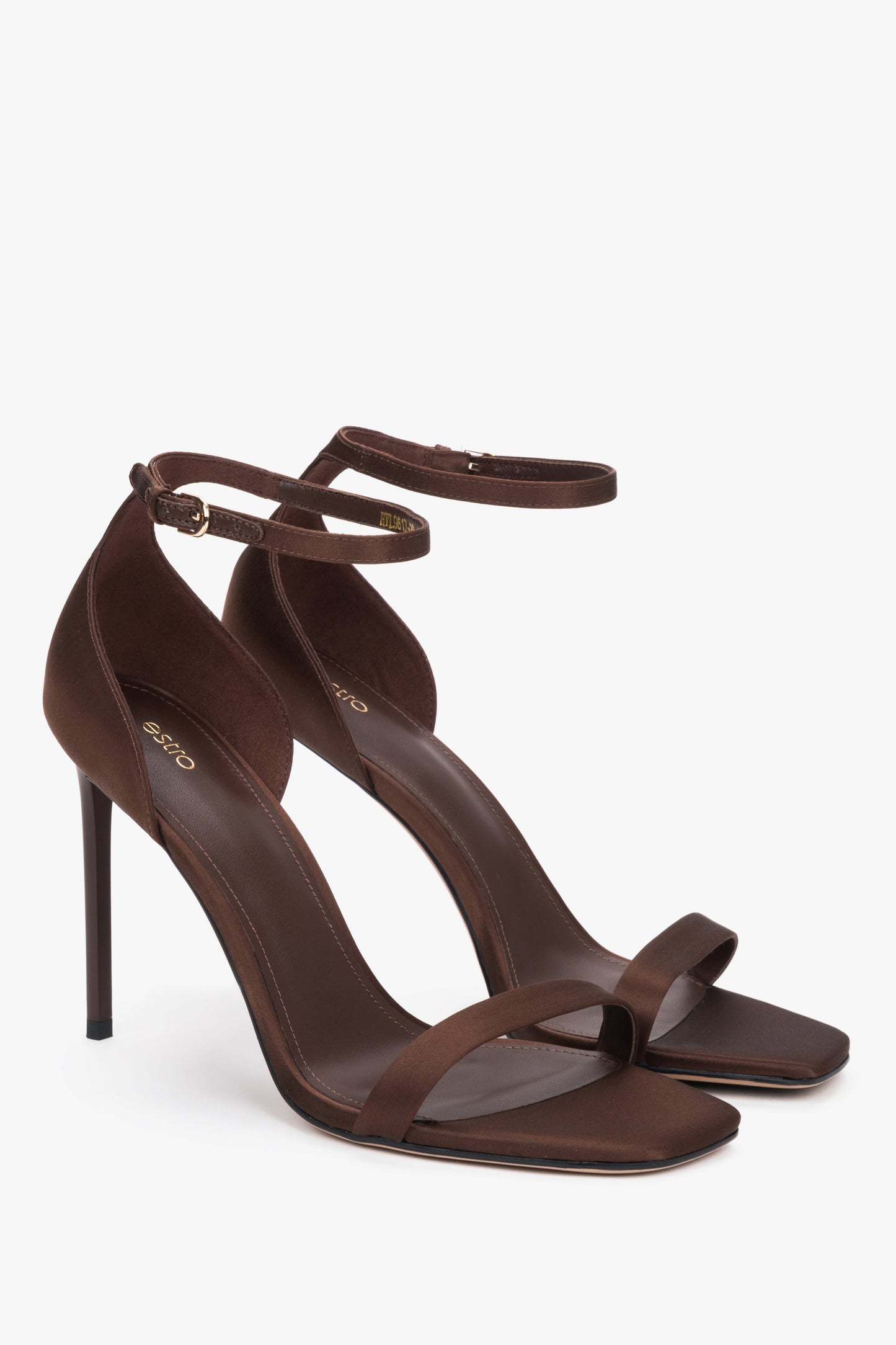 Braune Damen-Sandaletten mit Satin-Finish in schräger Vorderansicht als Paar