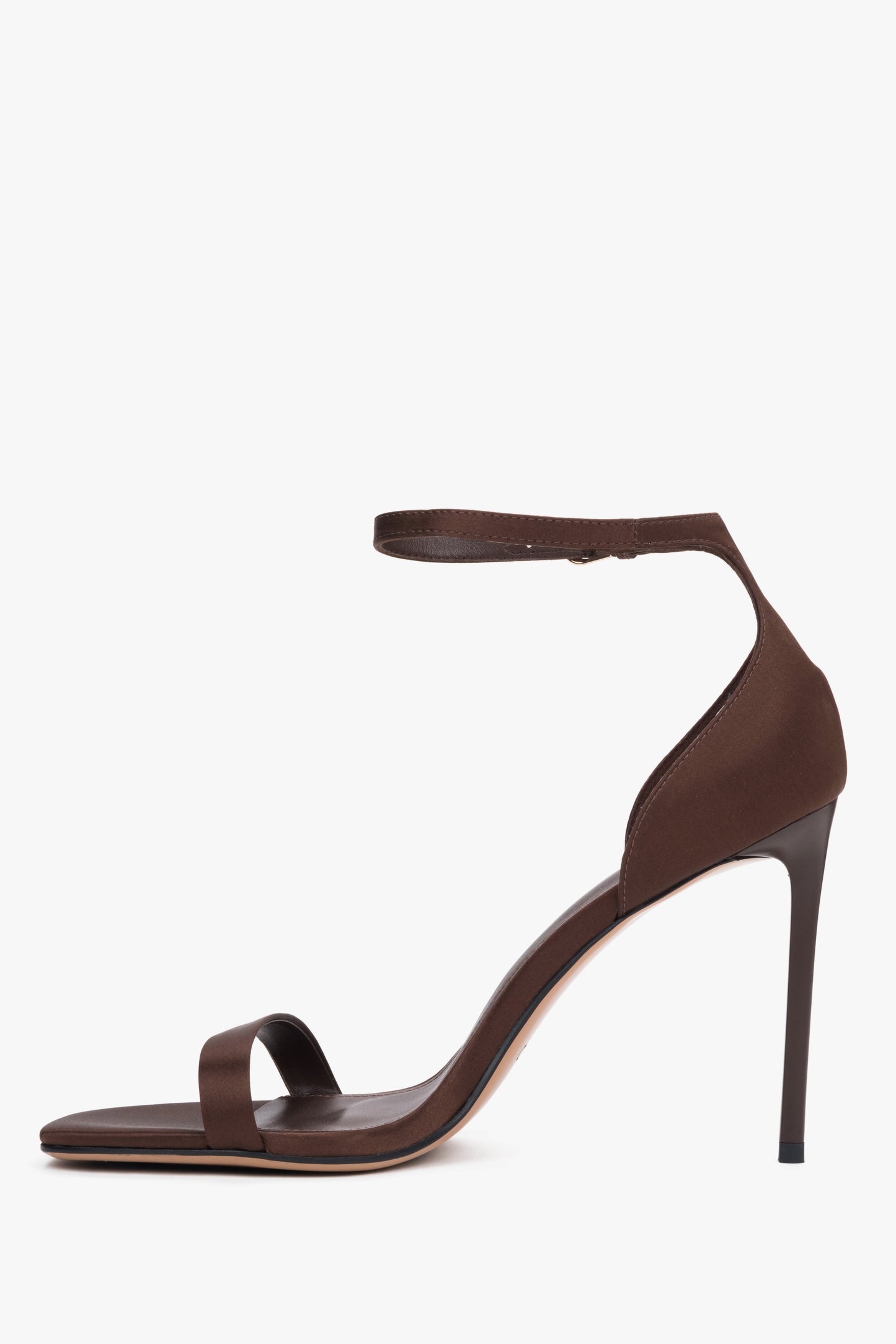 Braune Damen-Sandalette aus Satin in Seitenansicht mit geschlossener Fersenkappe