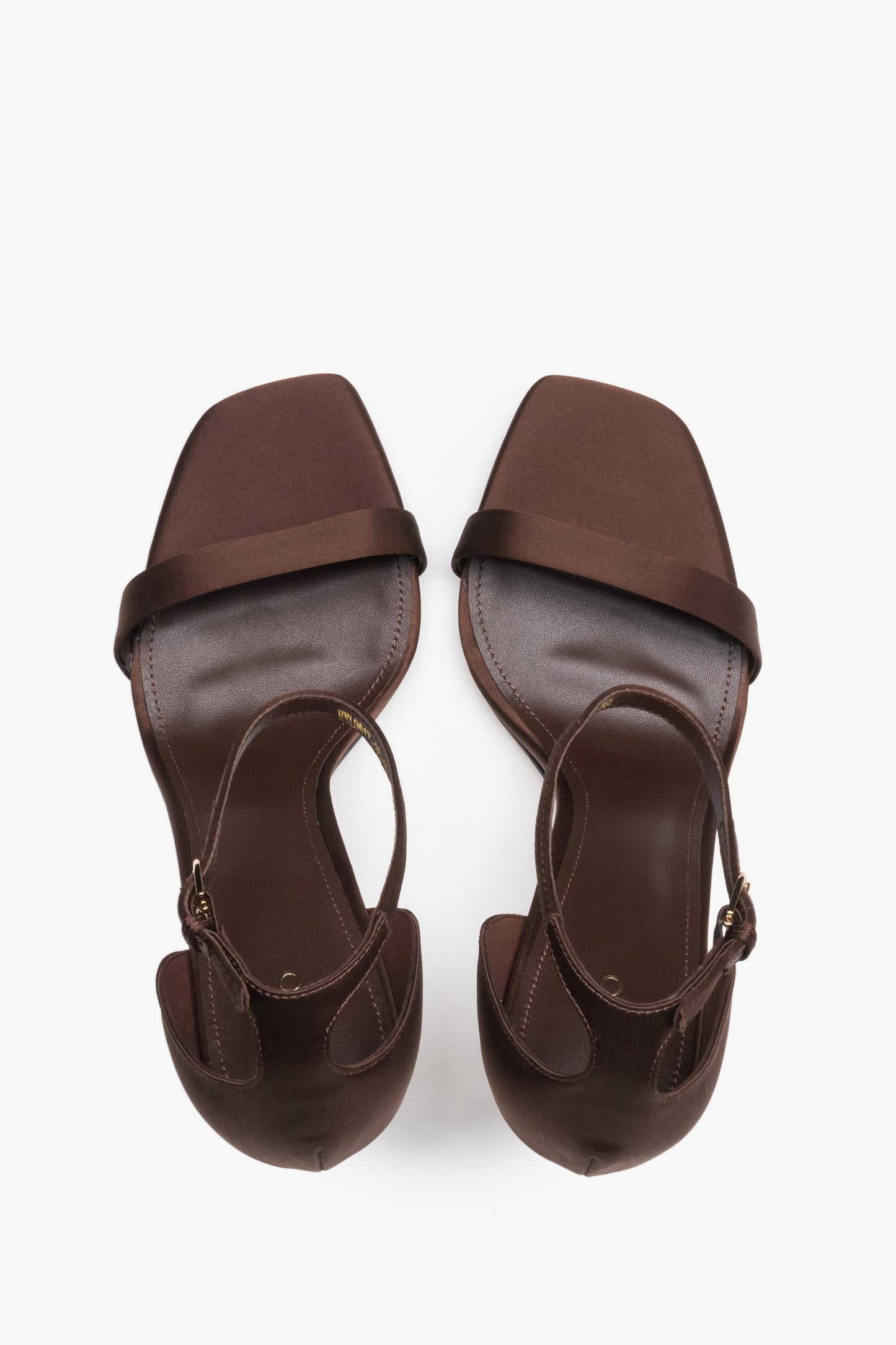 Braune Damen-Sandaletten von oben mit schmalen Riemen und offener Zehenpartie