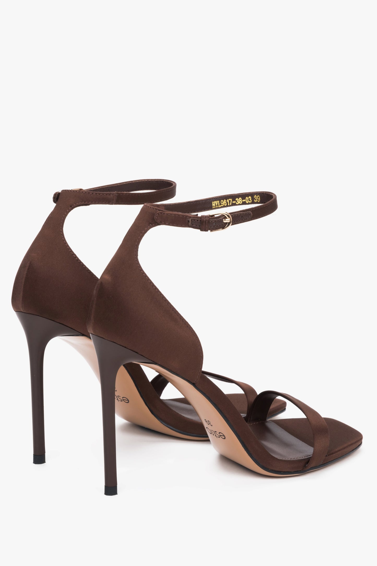 Braune Damen-Sandaletten mit Satin-Finish in schräger Seitenansicht mit Schnalle