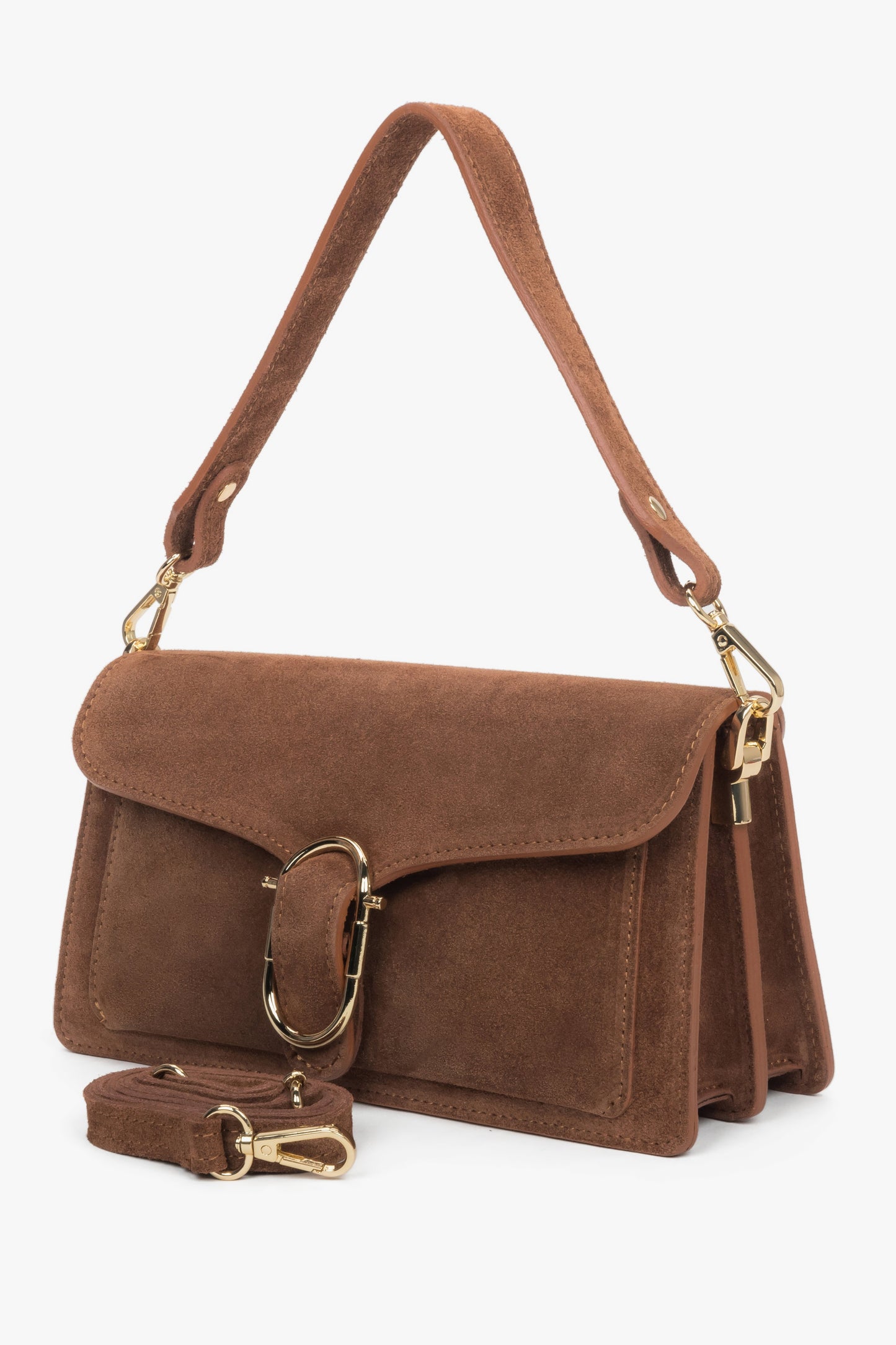 Schrägansicht der braunen Tasche mit dem befestigten, längeren Schulterriemen 
