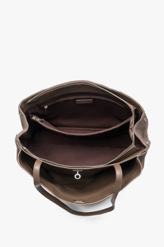 Braune Damen-Shopper-Tasche aus Veloursleder mit geöffnetem Innenraum