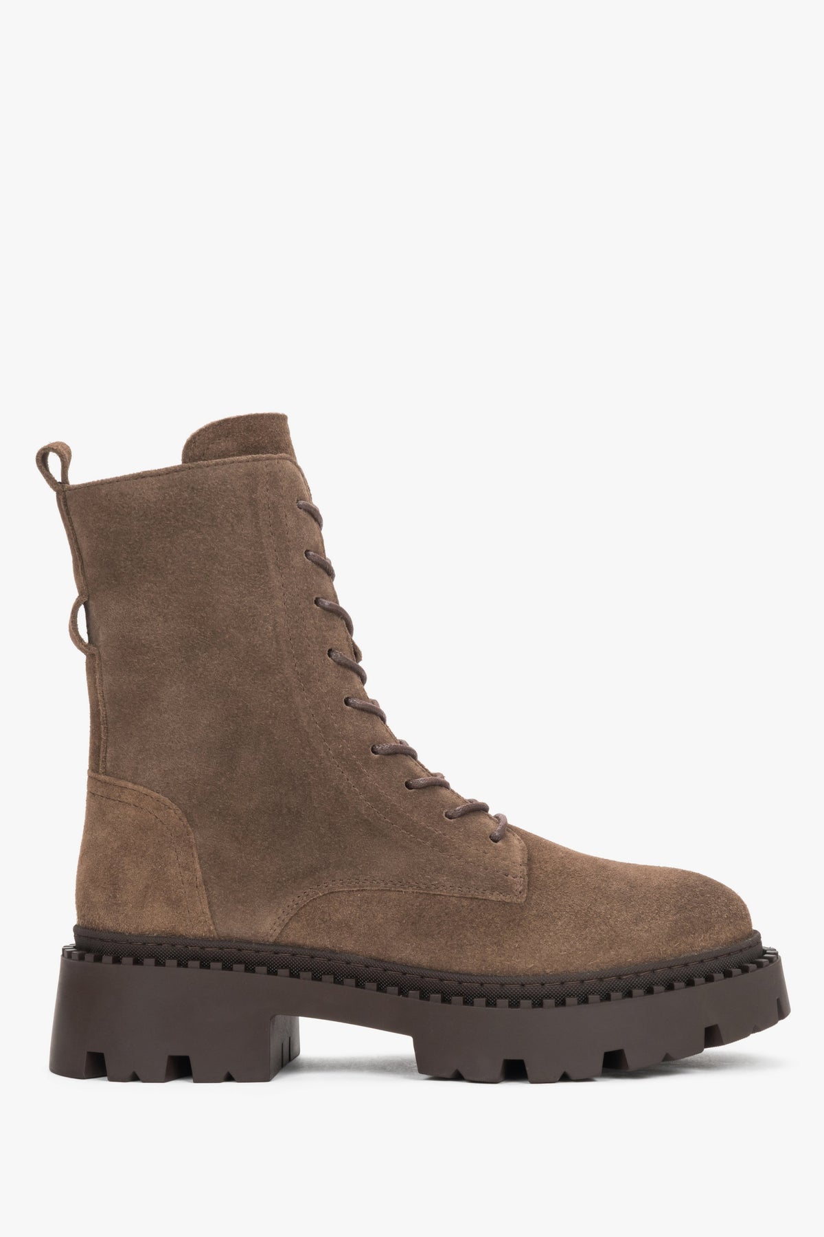 Seitliche Ansicht der braunen Damen-Stiefeletten aus Premium-Velours mit Schnürung