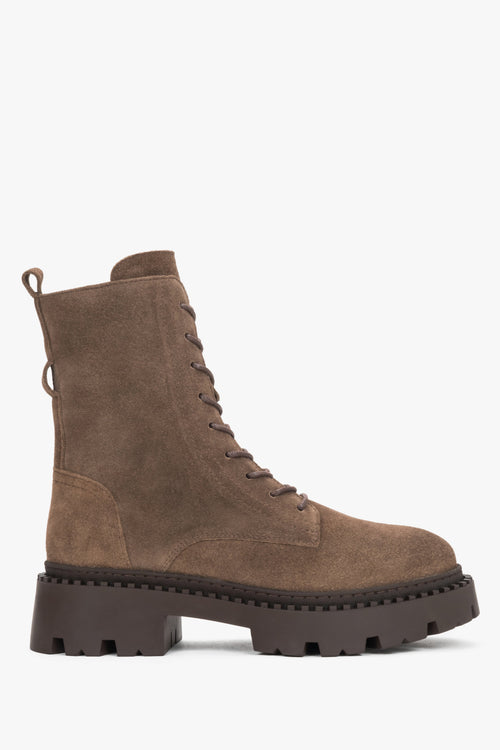 Seitliche Ansicht der braunen Damen-Stiefeletten aus Premium-Velours mit Schnürung