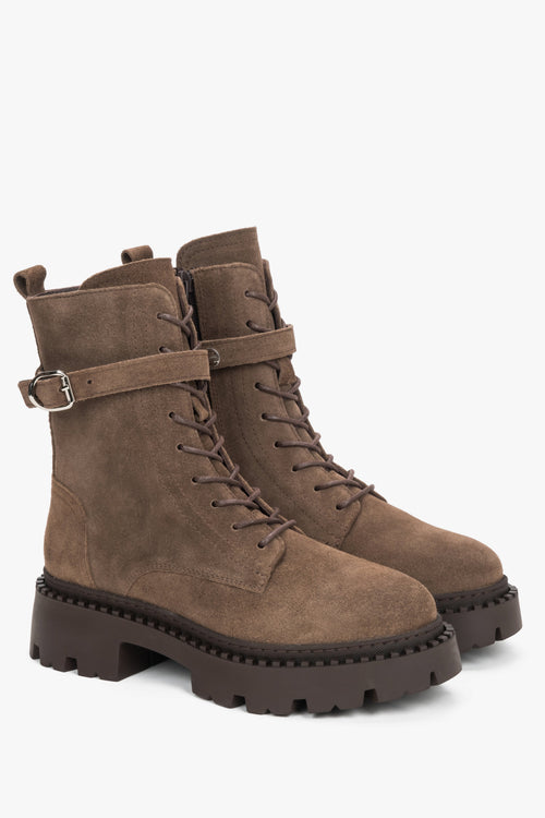 Schräge Frontalansicht des Paares brauner Schnür-Stiefeletten mit Metallschnalle