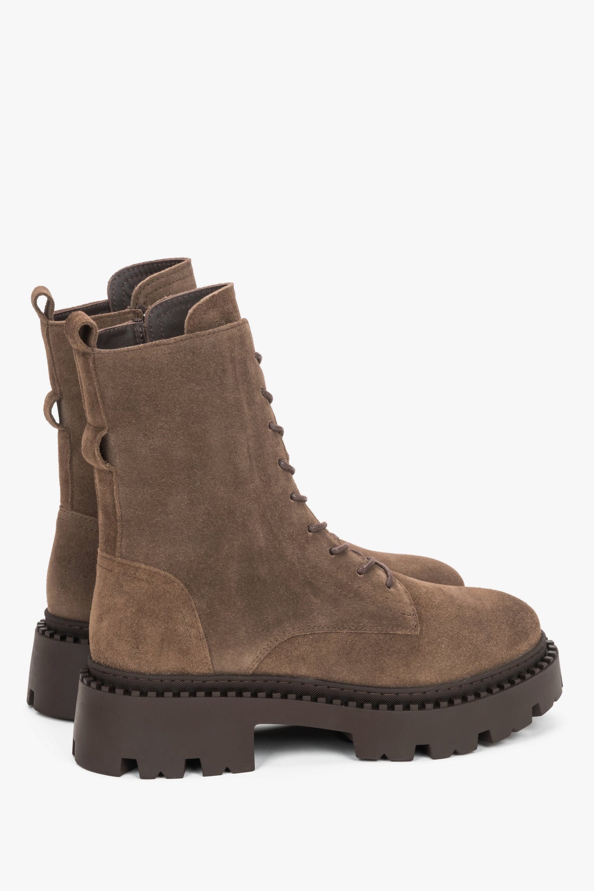 Schräge Rückansicht der braunen Plateau-Stiefeletten mit Zierschnalle