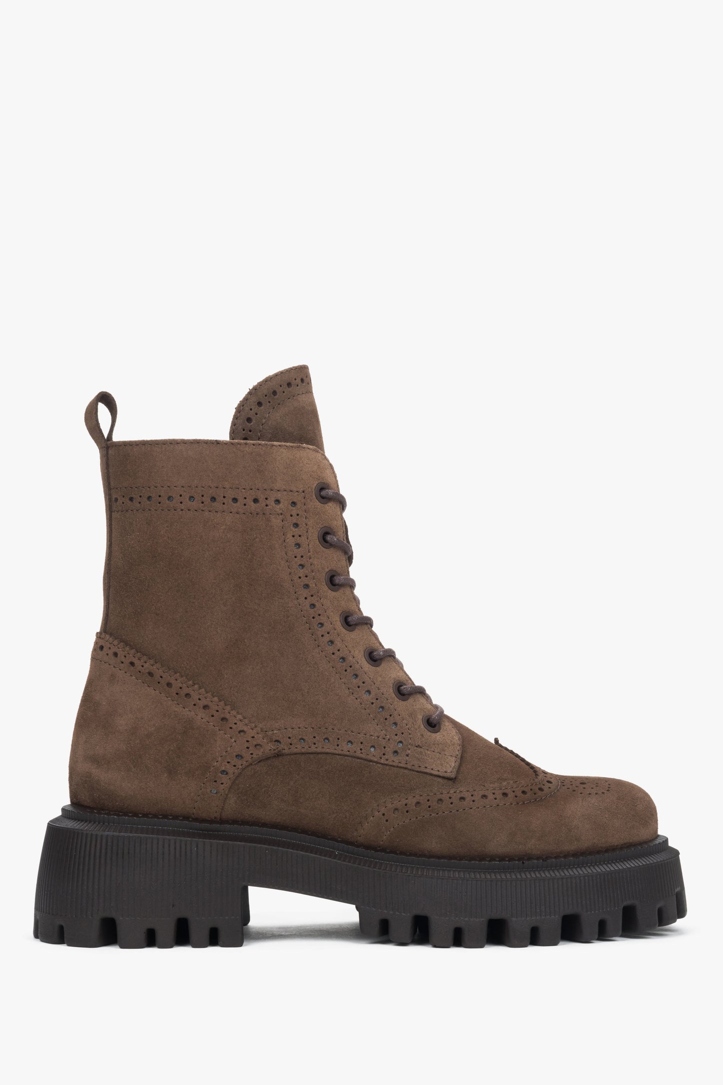 Flache Seitenansicht der braunen Velours-Stiefelette mit Schnürung und Plateau-Sohle