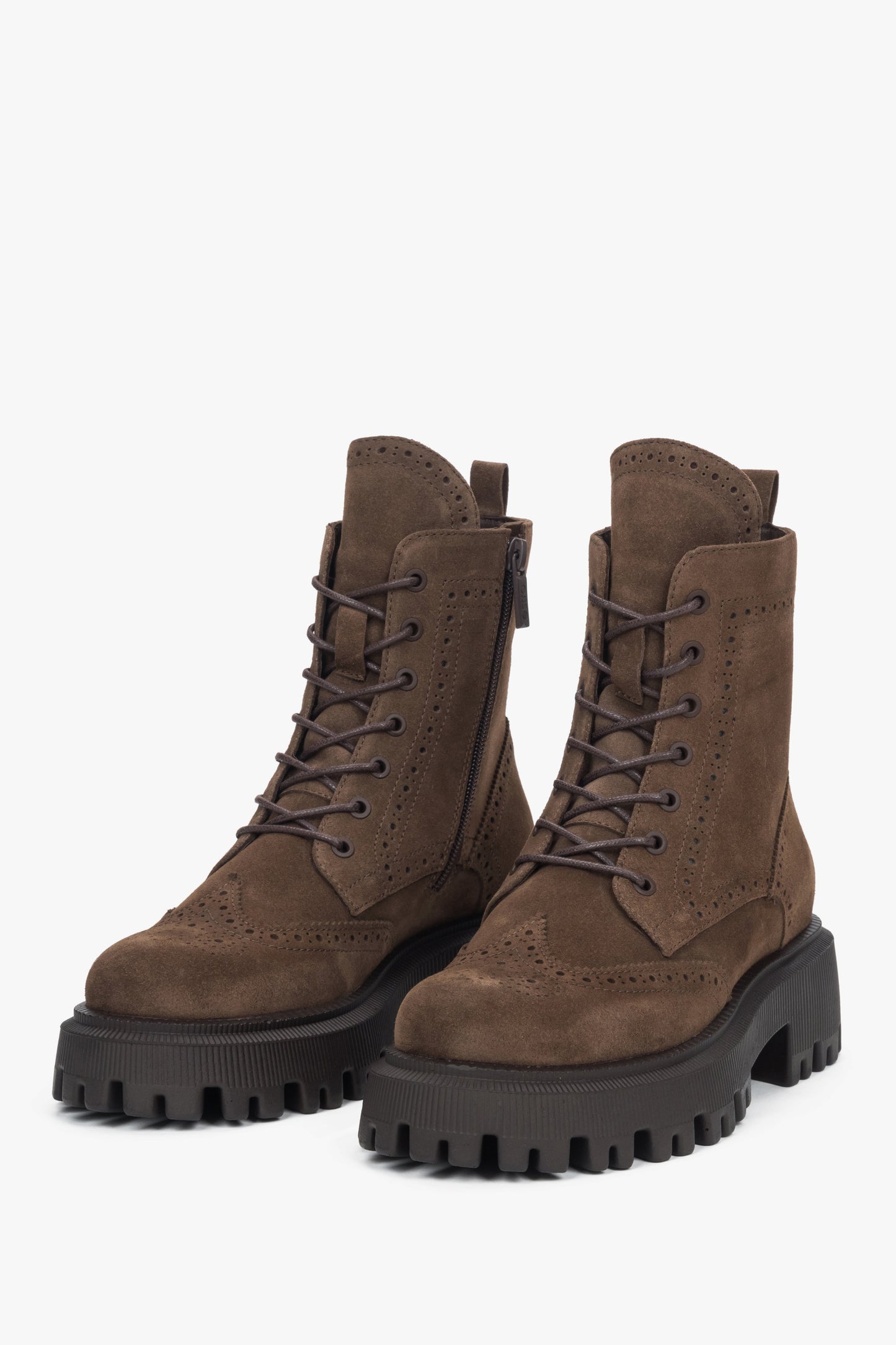 Frontale Schrägansicht der braunen Veloursleder-Boots mit Brogue-Details 