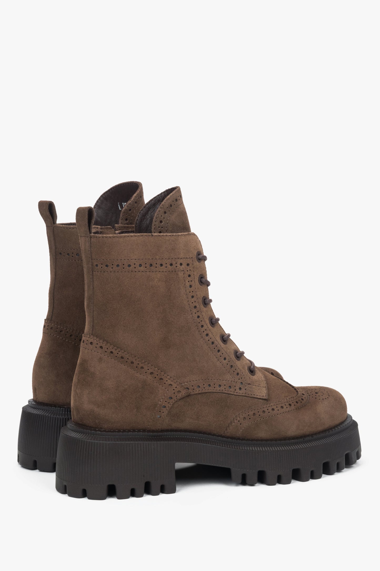 Rückwärtige Schrägansicht der Stiefeletten mit Fokus auf die Fersenpartie 