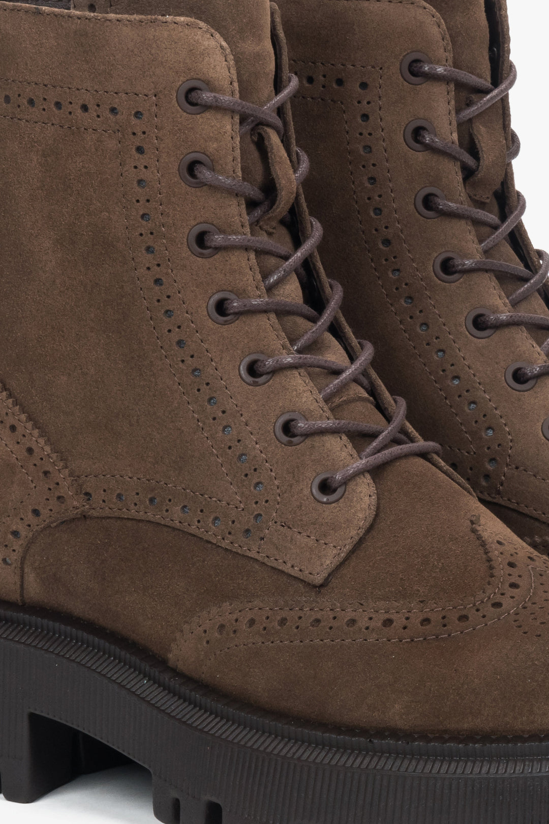Detailansicht der Schnürung und der eleganten Brogue-Perforationen entlang der Nähte