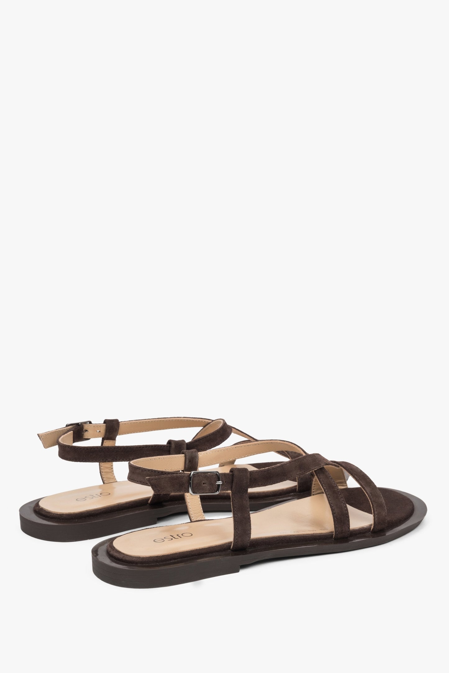 Elegante braune Damen-Sandalen von Estro aus Echtvelours mit einzigartigem Kreuzriemen – perfekt für Sommer-Outfits.